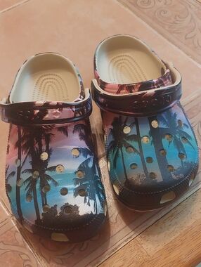 CROCS Sunset Palm Print Clogs - Blue Pink M SZ5, W SZ7